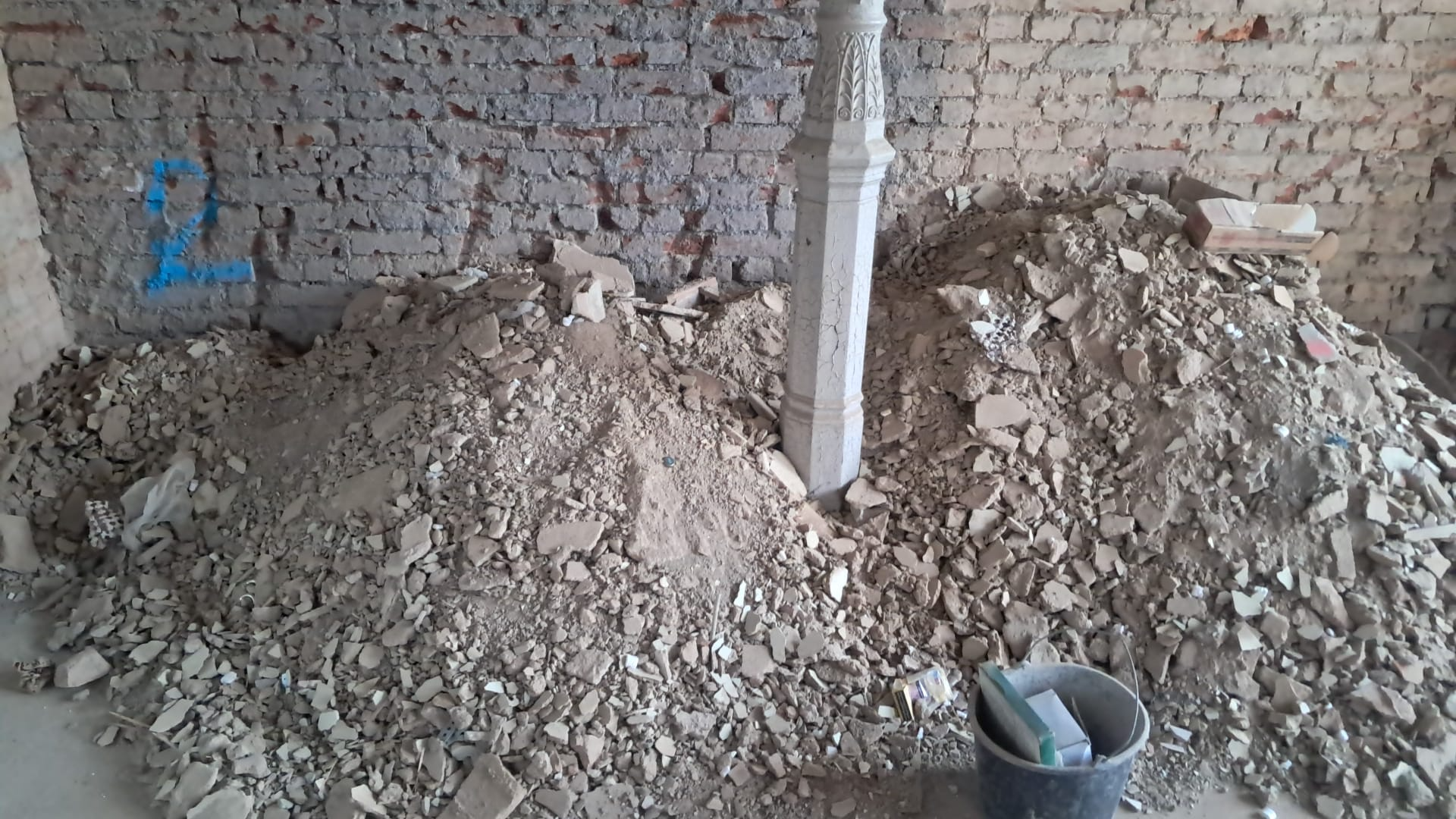 Betonarbeiten vor einem modernen Wohnhaus
